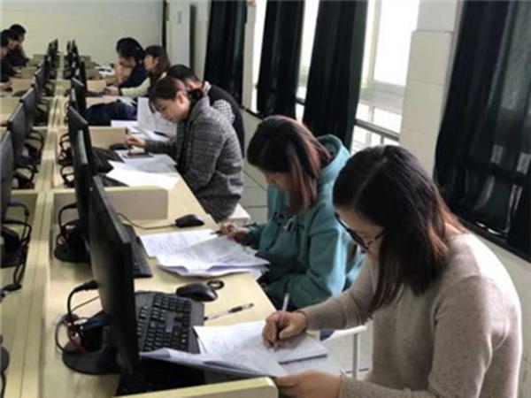 1205以研促教，助力新教師成長——記信息系計算機教學示范課-曹微戴美玉4_副本.jpg