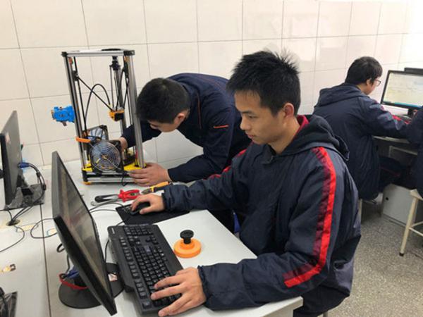 1220秀水中專機電系選手在2018年全國機械行業(yè)職業(yè)院校技能大賽“三維博特·弘瑞杯”3D打印裝配與應(yīng)用技術(shù)大賽中榮獲3個一等獎-顧穎娟2_副本.jpg